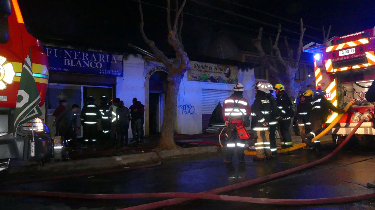 Tres locales comerciales consumidos por el fuego en centro de Quilpué