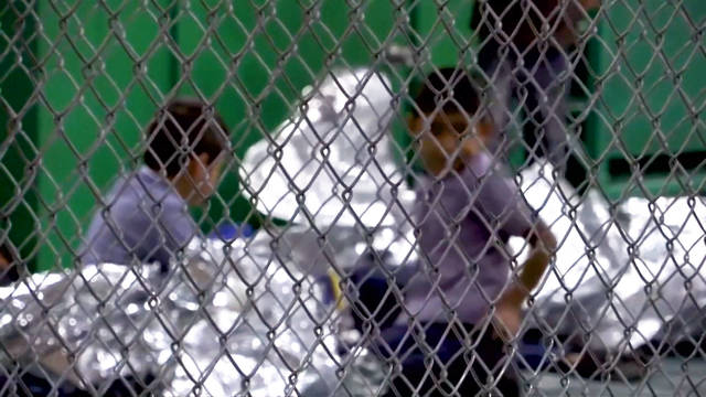 “Muchos deportados no saben dónde están sus hijos”: Cómo la ley de Clinton de 1996 justifica la criminalización actual de inmigrantes