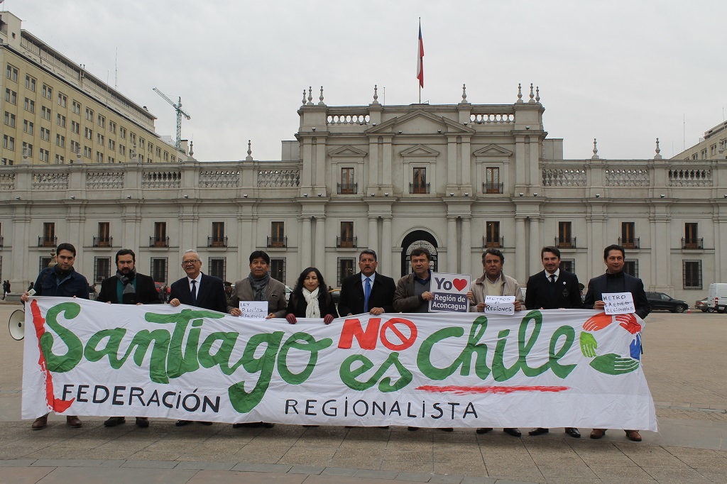 Federación Regionalista apoyó creación de la Región de Aconcagua frente al Palacio de La Moneda