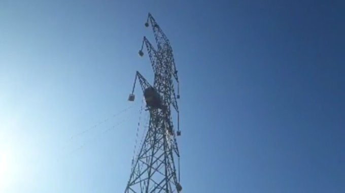Tensa situación en La Dormida: quedan dos ocupantes y están a 70 metros de altura