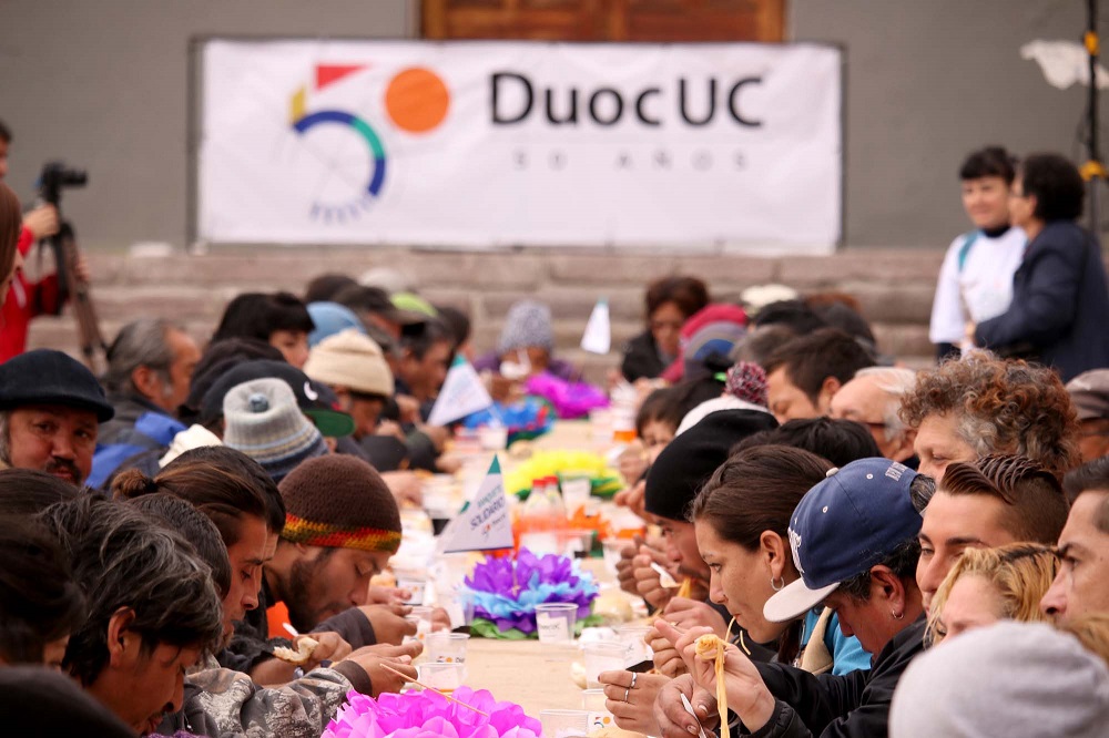 Banquete Solidario ofreció Duoc UC en Iglesia La Matriz