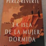 «La isla de la mujer dormida», una novela menor de Pérez-Reverte: crítica de Eddie Morales Piña
